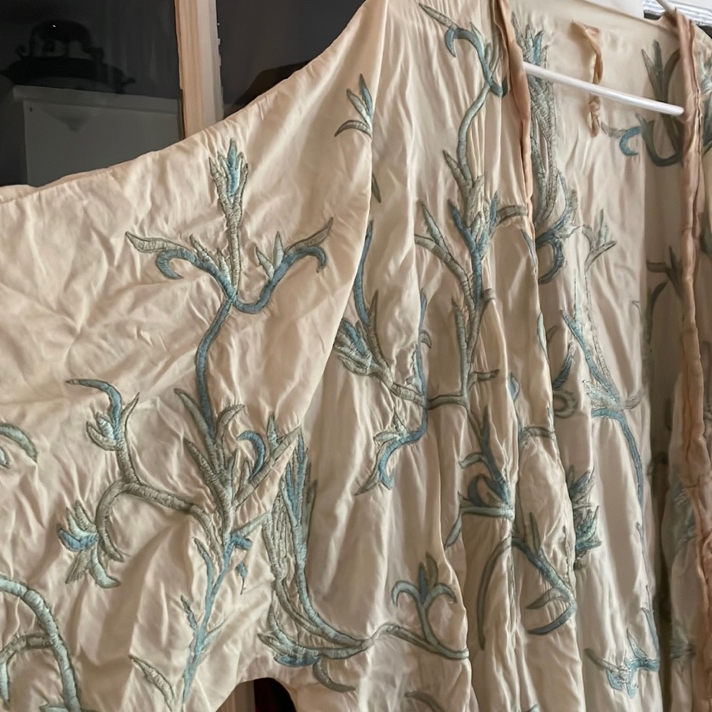 Magnolia pearl robe